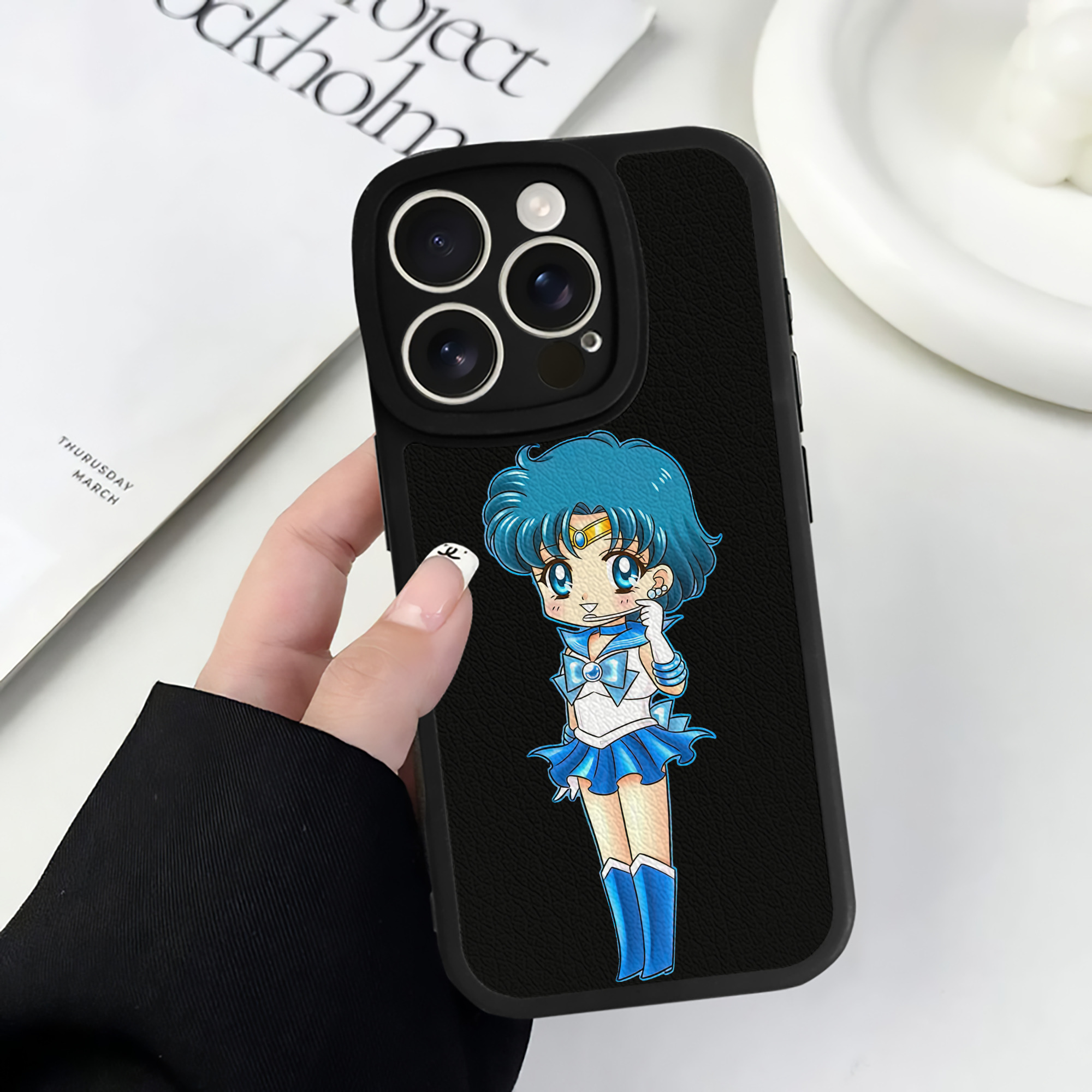 （画像用） 美少女戦士セーラームーン 水野 亜美 みずの あみ Sailor Moon Mizuno Ami 【iPhone 16シリーズ対応】シリコンスマホケース（レザー調） 材質：シリコン